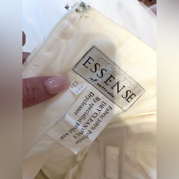 The Dress + Veil
Princess ball gown wedding dress with sweetheart bodice. - Picture 11 of 17